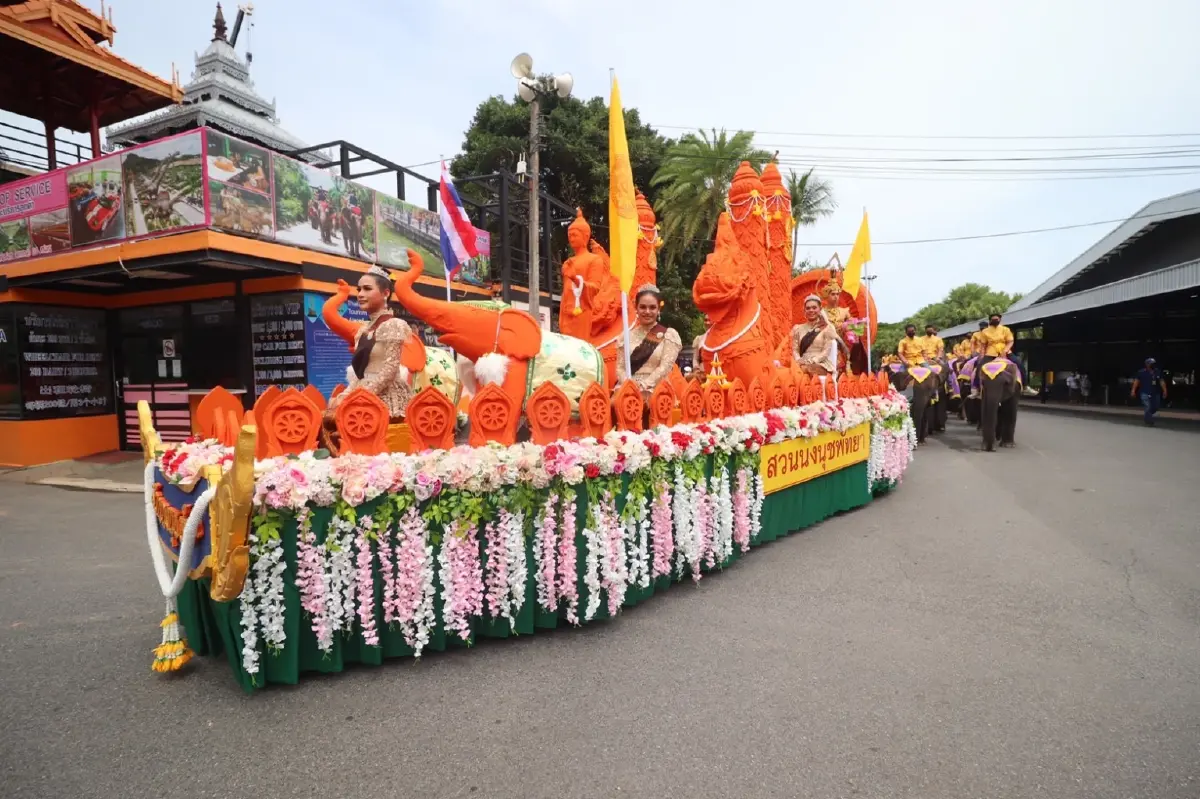 สวนนงนุชพัทยา จัดขบวนแห่เทียนพรรษา นำน้องช้างร่วมขบวน สวนนงนุชพัทยา จัดขบวนแห่เทียนพรรษา นำน้องช้างร่วมขบวน