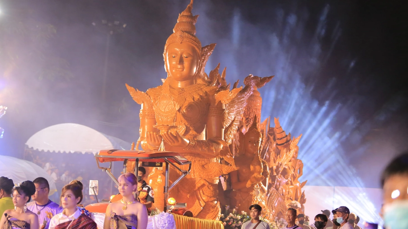 นักท่องเที่ยวนับหมื่นแห่ชมแสงสีเสียงแห่เทียนพรรษาภาคกลางคืน