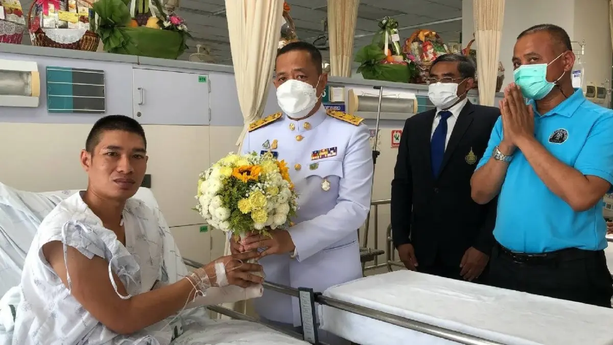 ในหลวงพระราชทานแจกันดอกไม้ให้แก่แม่ทัพภาค 4 พร้อมทหารทั้ง 6 นาย ในหลวงพระราชทานแจกันดอกไม้ให้แก่แม่ทัพภาค 4 พร้อมทหารทั้ง 6 นาย
