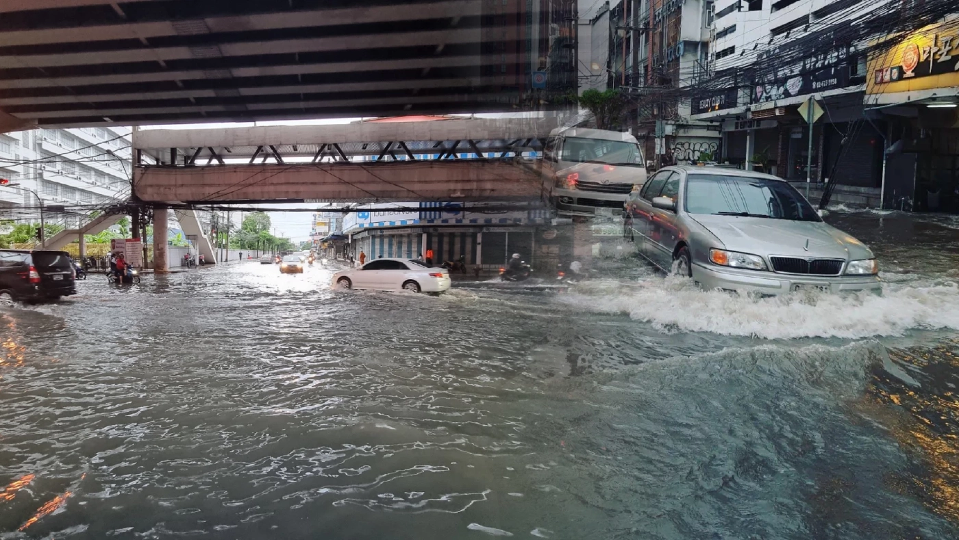 เช้านี้ยังอ่วม  “น้ำท่วมกรุงเทพ” หลายพื้นที่น้ำยังท่วมสูง ทำรถติดหนัก