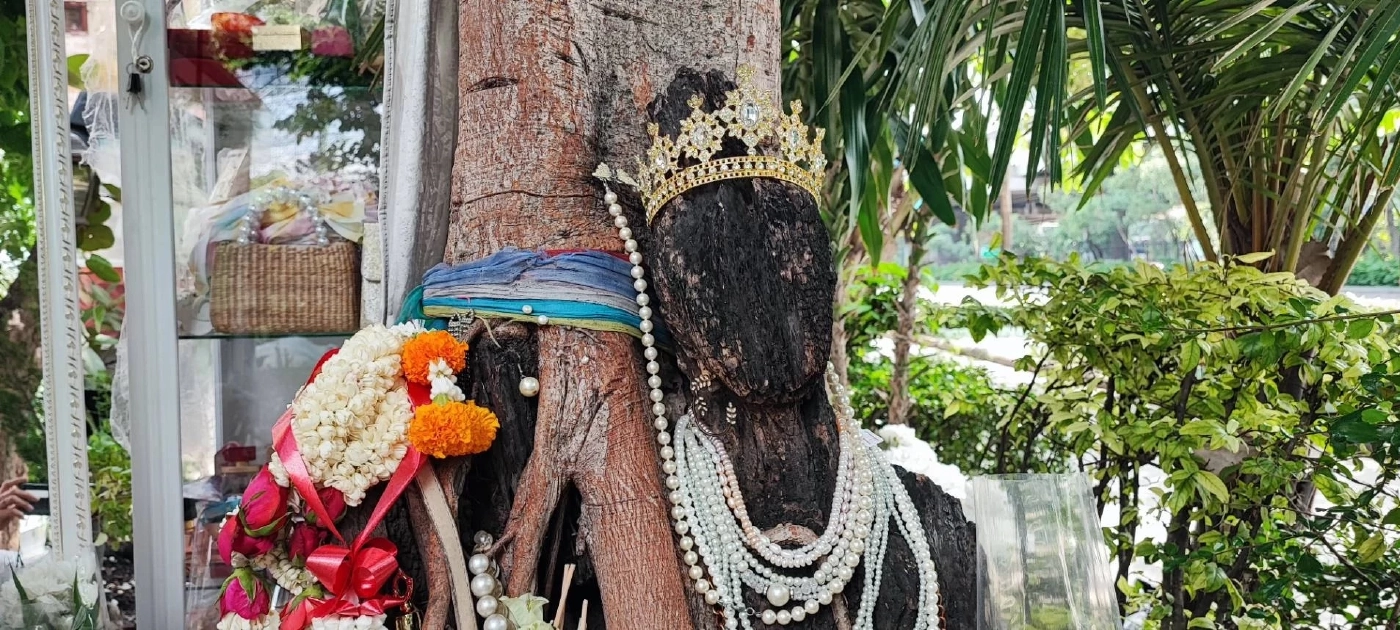 เปิดประวัติ “พี่สาว” สิ่งศักดิ์สิทธิ์ประจำคาเฟ่ ที่กำลังโด่งดังในวันนี้