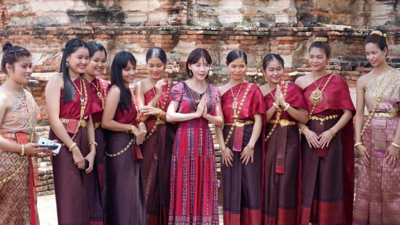 หนุ่มไทยตาลุกวาว “เอมิ ฟูคาดะ” ดาราหนัง AV ญี่ปุ่น เดินทางมาเที่ยวอยุธยา