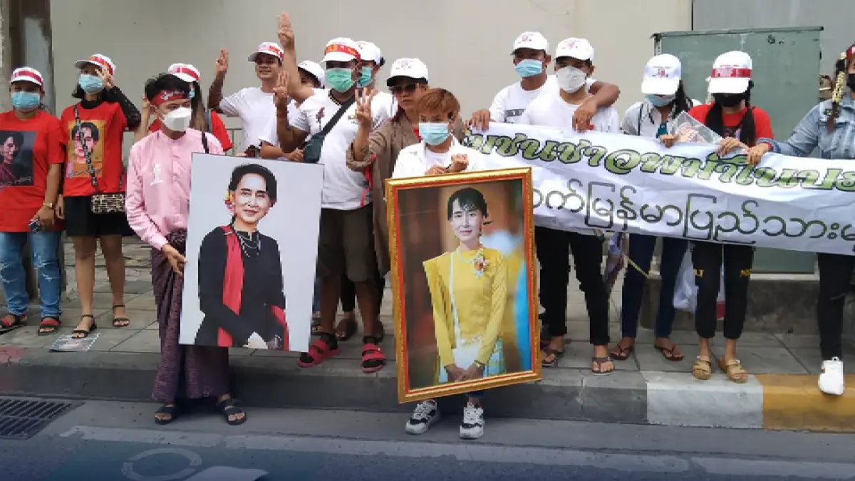 ม็อบสถานทูตเมียนมา ไม่พอใจปมเครื่องบินตีวงเลี้ยวยิงกะเหรี่ยง ม็อบสถานทูตเมียนมา ไม่พอใจปมเครื่องบินตีวงเลี้ยวยิงกะเหรี่ยง