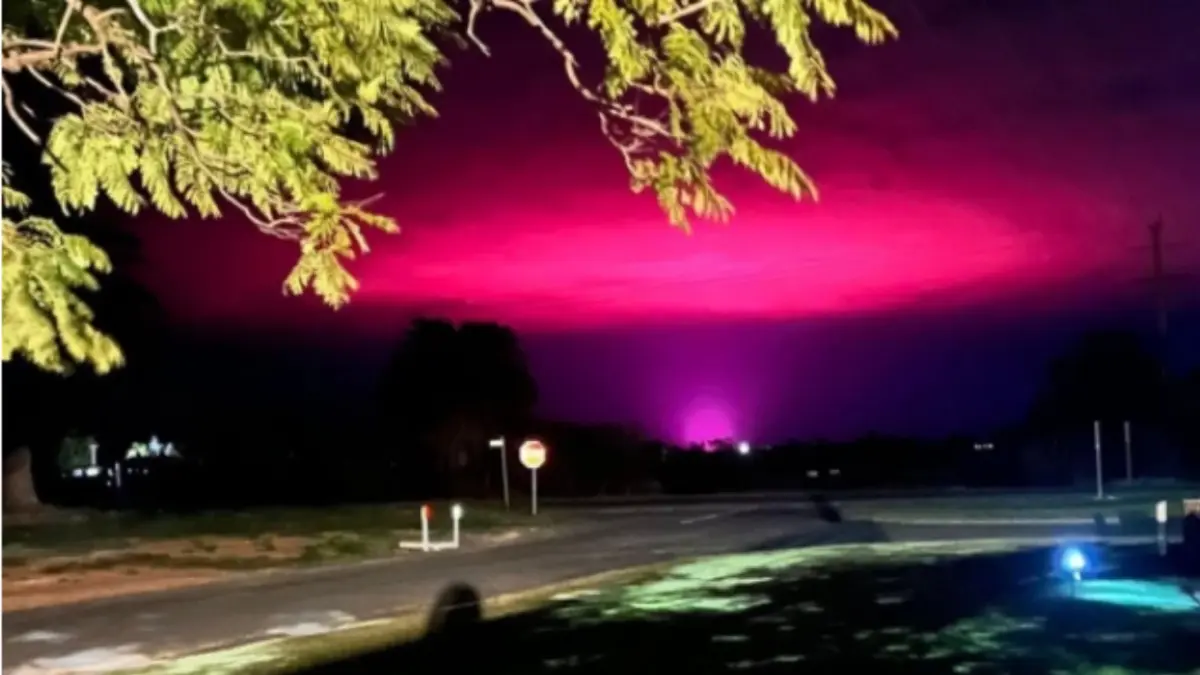 ชาวเน็ตฮือฮา แสงสีชมพูสว่างทั่วท้องฟ้าออสเตรเลีย นึกว่าถูกเอเลี่ยนบุก