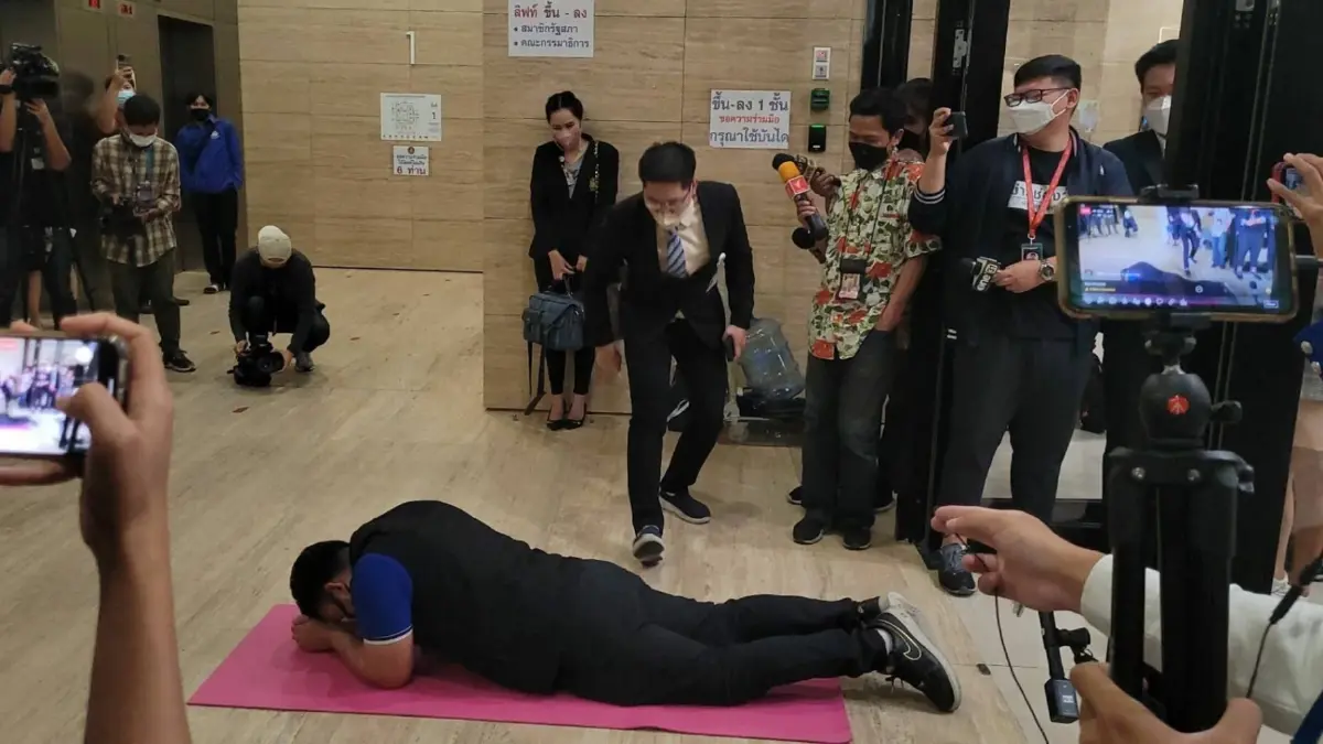 เล่นใหญ่ “เต้ 007” พกเสื่อโยคะพร้อมสายวัดแทนแส้ ฟาดนายกและรัฐมนตรี เล่นใหญ่ “เต้ 007” พกเสื่อโยคะพร้อมสายวัดแทนแส้ ฟาดนายกและรัฐมนตรี