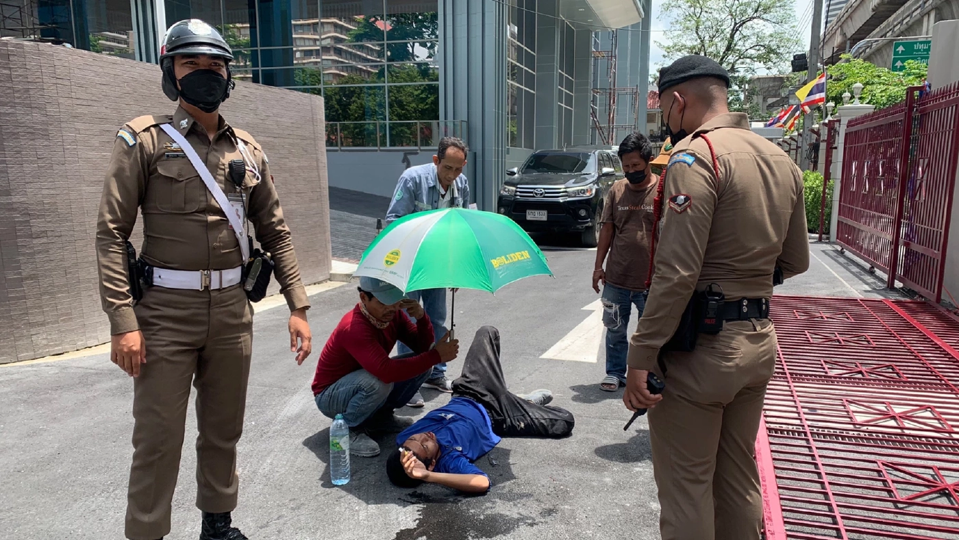 เคราะห์ร้าย! พนง.เก็บขยะ หวิดดับ ประตูเหล็ก ตร. ล้มทับ