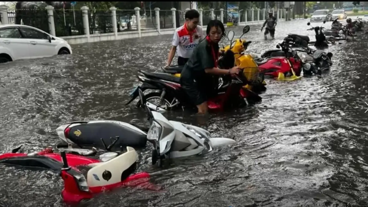 บุรีรัมย์อ่วม ฝนถล่มทำน้ำท่วมถนนทุกสาย จยย. เก๋งจมเสียหายจำนวนมาก