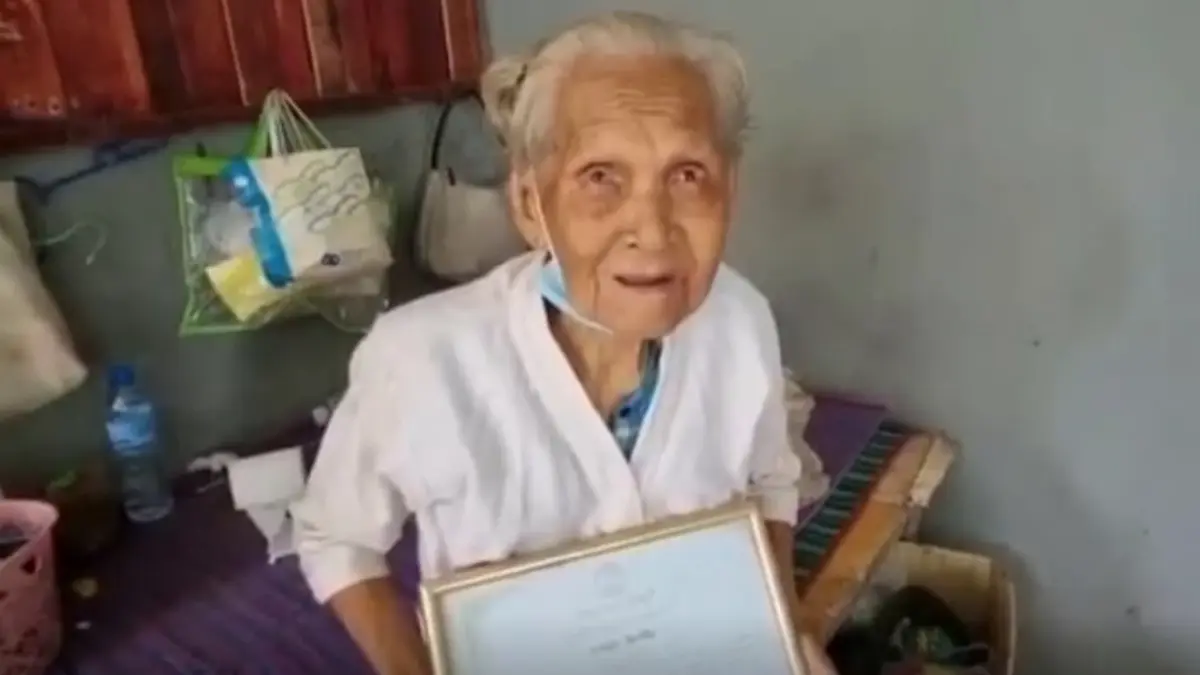 สุดยอดแม่ ! ยายวัย 93 ปี เลี้ยงลูกฝาแฝดพิการมาทั้งชีวิตจนถึงปัจจุบัน สุดยอดแม่ ! ยายวัย 93 ปี เลี้ยงลูกฝาแฝดพิการมาทั้งชีวิตจนถึงปัจจุบัน