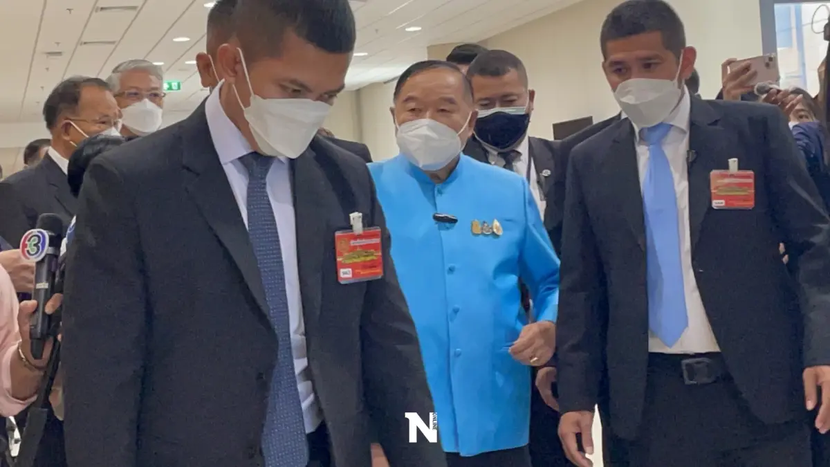 "บิ๊กป้อม"รีบเดินหนีสื่อไม่ตอบหลังถูกถามพร้อมนั่งรักษาการนายกฯหรือไม่