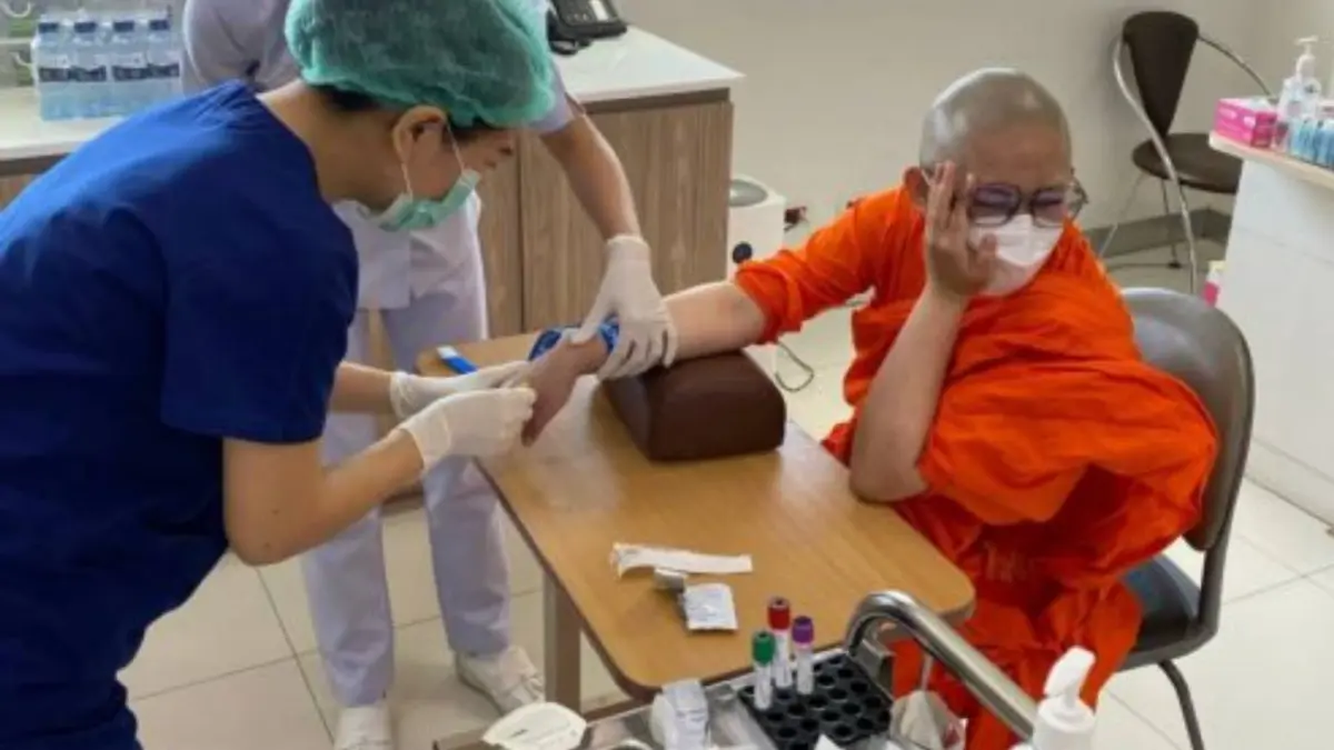 ลูกศิษย์หาม “พระปลาย พรายกระซิบ” ส่งรพ.ด่วน แต่สุดท้ายกลับกลัวเข็ม ลูกศิษย์หาม “พระปลาย พรายกระซิบ” ส่งรพ.ด่วน แต่สุดท้ายกลับกลัวเข็ม