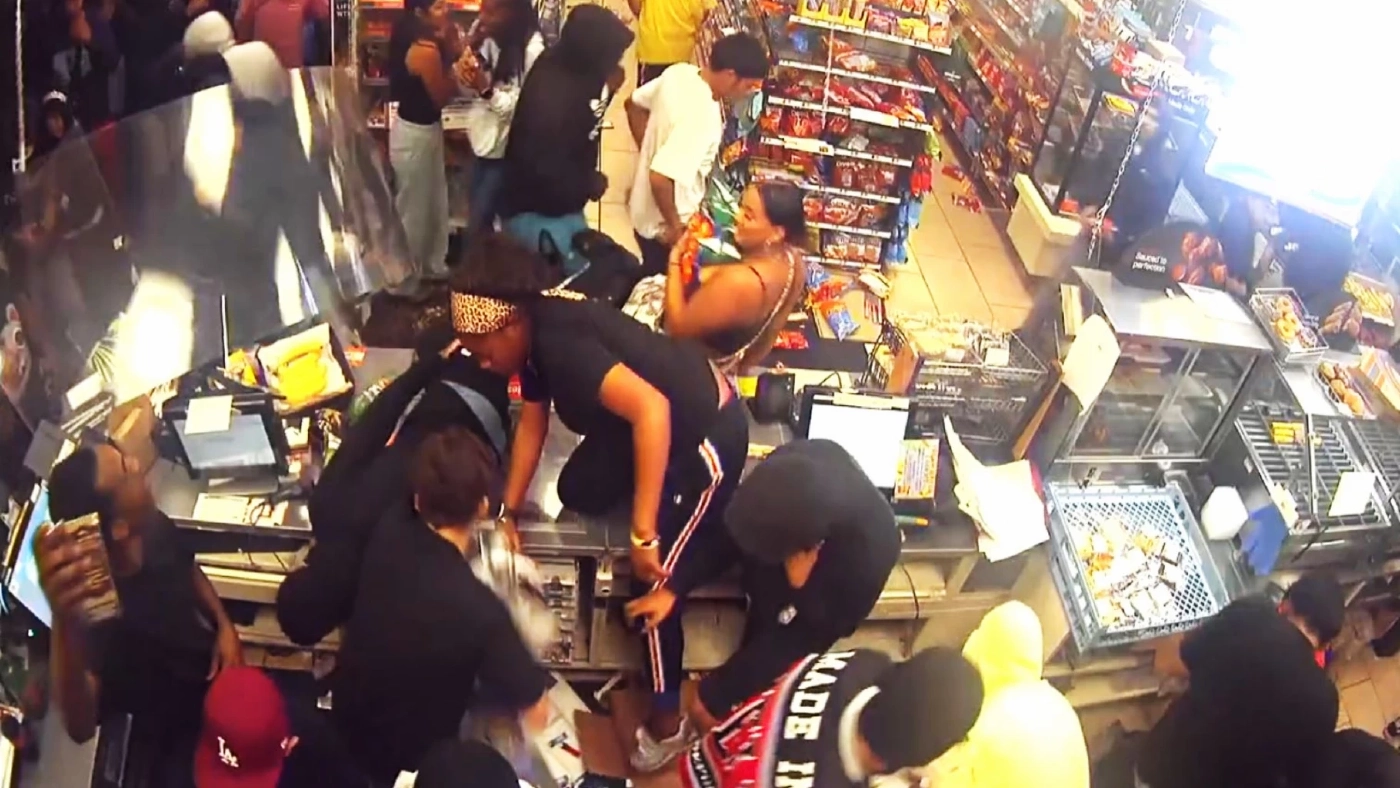 อะไรกันเนี่ย... คนนับร้อยบุกปล้นเซเว่นที่แอลเอ (คลิป)