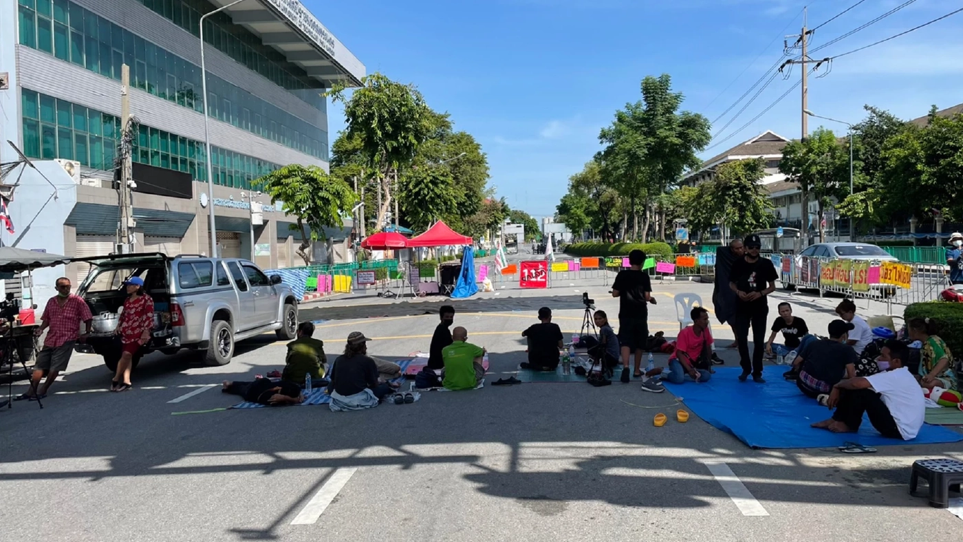 ม็อบค้างคืนข้างทำเนียบ นัดรวมตัวบ่าย 2 - ตร.ให้เวลาอีก 1 วัน ขอคืนพื้นที่