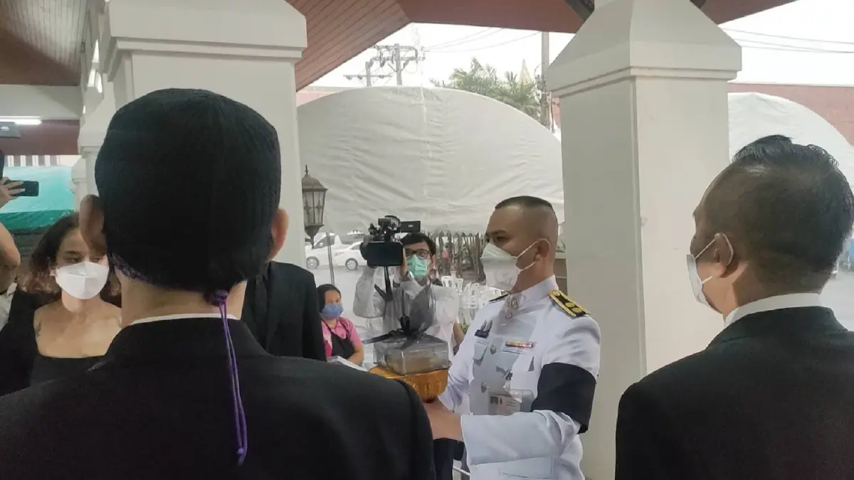 ในหลวงพระราชทานน้ำหลวงอาบศพ "สมบัติ เมทะนี" สร้างความปลื้มปิติให้ครอบครัว ในหลวงพระราชทานน้ำหลวงอาบศพ "สมบัติ เมทะนี" สร้างความปลื้มปิติให้ครอบครัว