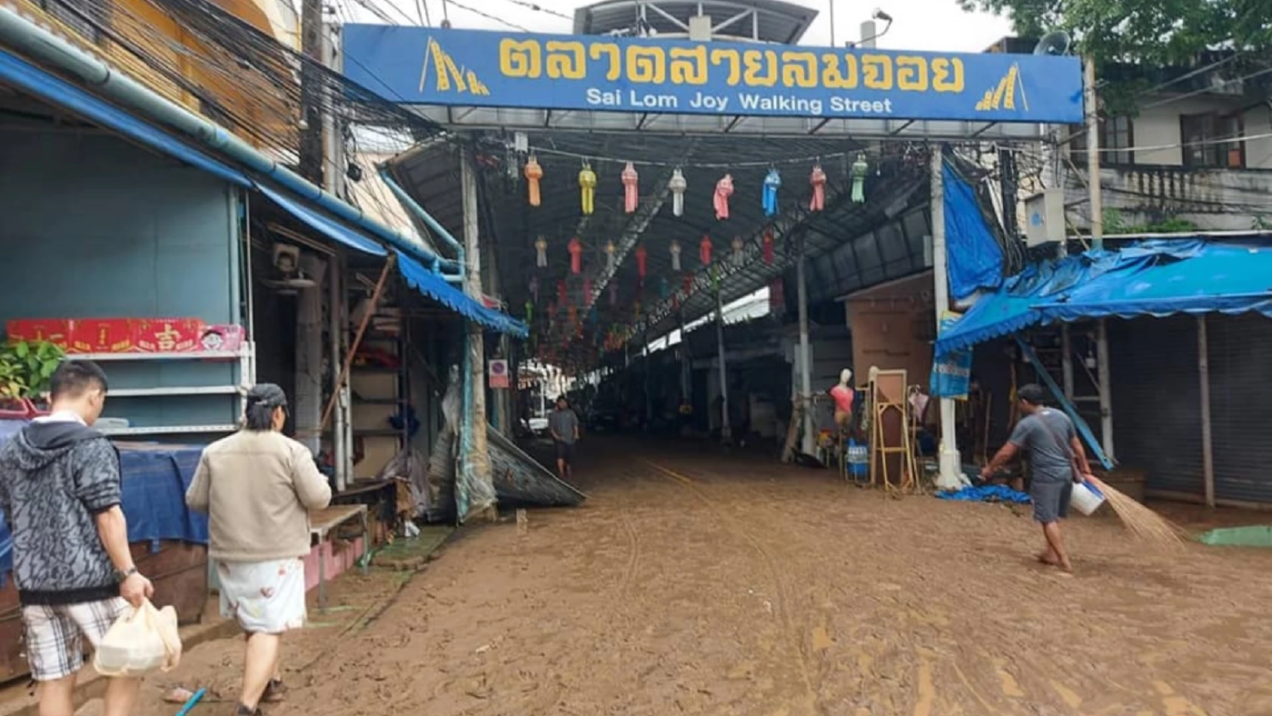 น้ำท่วมตลาดสายลมจอยคลี่คลายแล้ว พ่อค้าแม่ค้าเร่งตรวจสอบความเสียหาย น้ำท่วมตลาดสายลมจอยคลี่คลายแล้ว พ่อค้าแม่ค้าเร่งตรวจสอบความเสียหาย