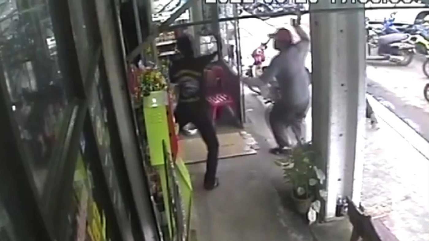 ล่าแก๊งโจ๋กว่า20คนไล่ยิง-ฟันกลางตลาดนัด ปชช.หนีกระเจิง