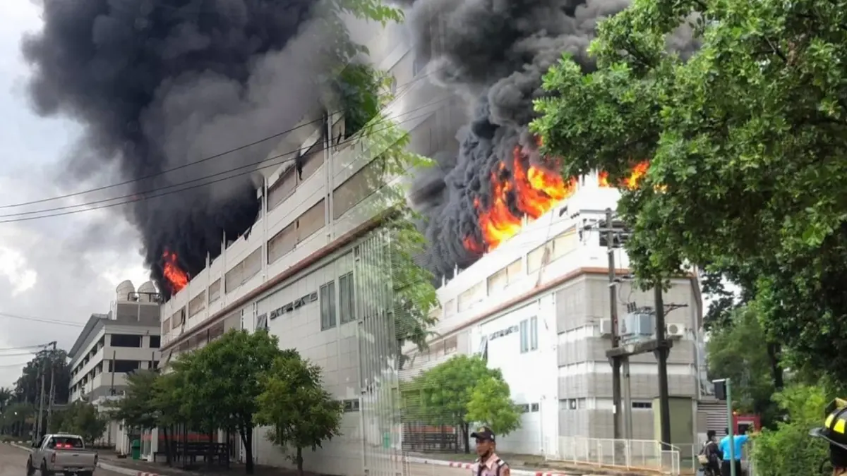ไฟไหม้ "โรงเก็บแบตเตอรี่" ใกล้สนามกอล์ฟวินด์มิลล์ ถนนกิ่งแก้ว ไฟไหม้ "โรงเก็บแบตเตอรี่" ใกล้สนามกอล์ฟวินด์มิลล์ ถนนกิ่งแก้ว