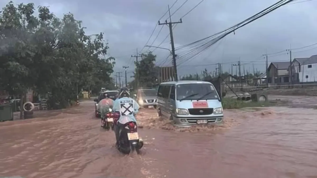 ด่วน ฝนตกหนักทำน้ำท่วมถนนท่าตูม - ศรีมหาโพธิ จนท.ต้องเร่งแก้ไขสถานการณ์ ด่วน ฝนตกหนักทำน้ำท่วมถนนท่าตูม - ศรีมหาโพธิ จนท.ต้องเร่งแก้ไขสถานการณ์