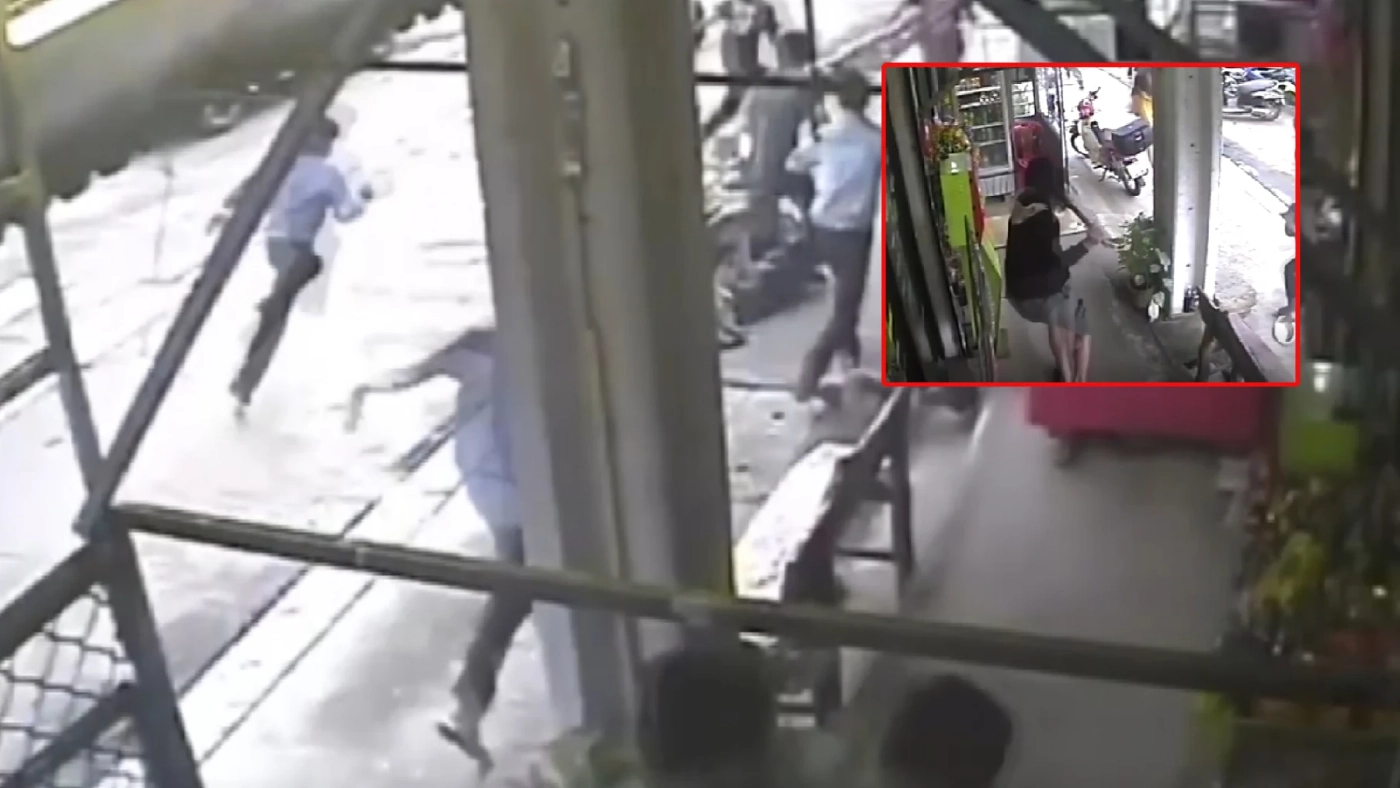 อุกอาจ ! แก๊งโจ๋เกือบ 20 ไล่ยิงกันกลางตลาด ชาวบ้าน-แม่ค้าวิ่งหนีกระเจิง อุกอาจ ! แก๊งโจ๋เกือบ 20 ไล่ยิงกันกลางตลาด ชาวบ้าน-แม่ค้าวิ่งหนีกระเจิง