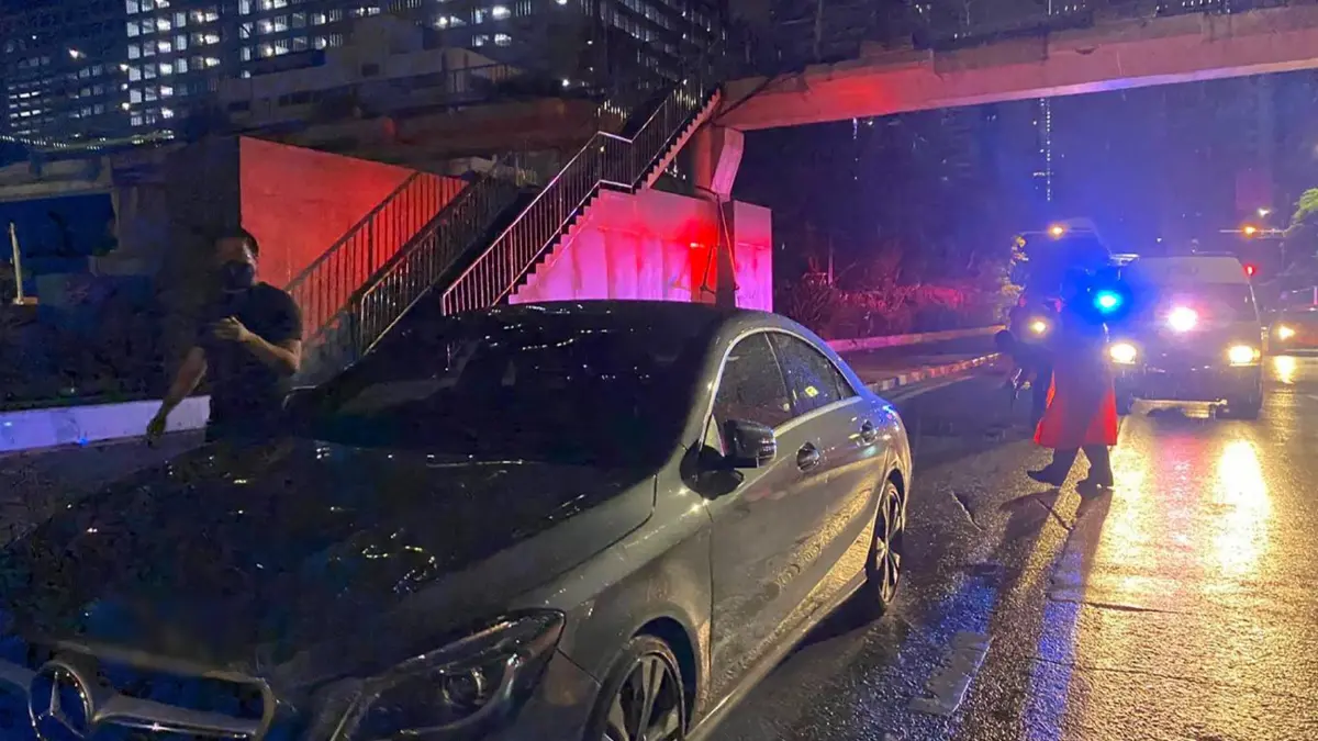 ความโชคร้ายบนถนนซ้ำซาก ท่อเหล็กร้อยสายไฟใต้สะพานลอย ร่วงใส่รถยนต์ ความโชคร้ายบนถนนซ้ำซาก ท่อเหล็กร้อยสายไฟใต้สะพานลอย ร่วงใส่รถยนต์