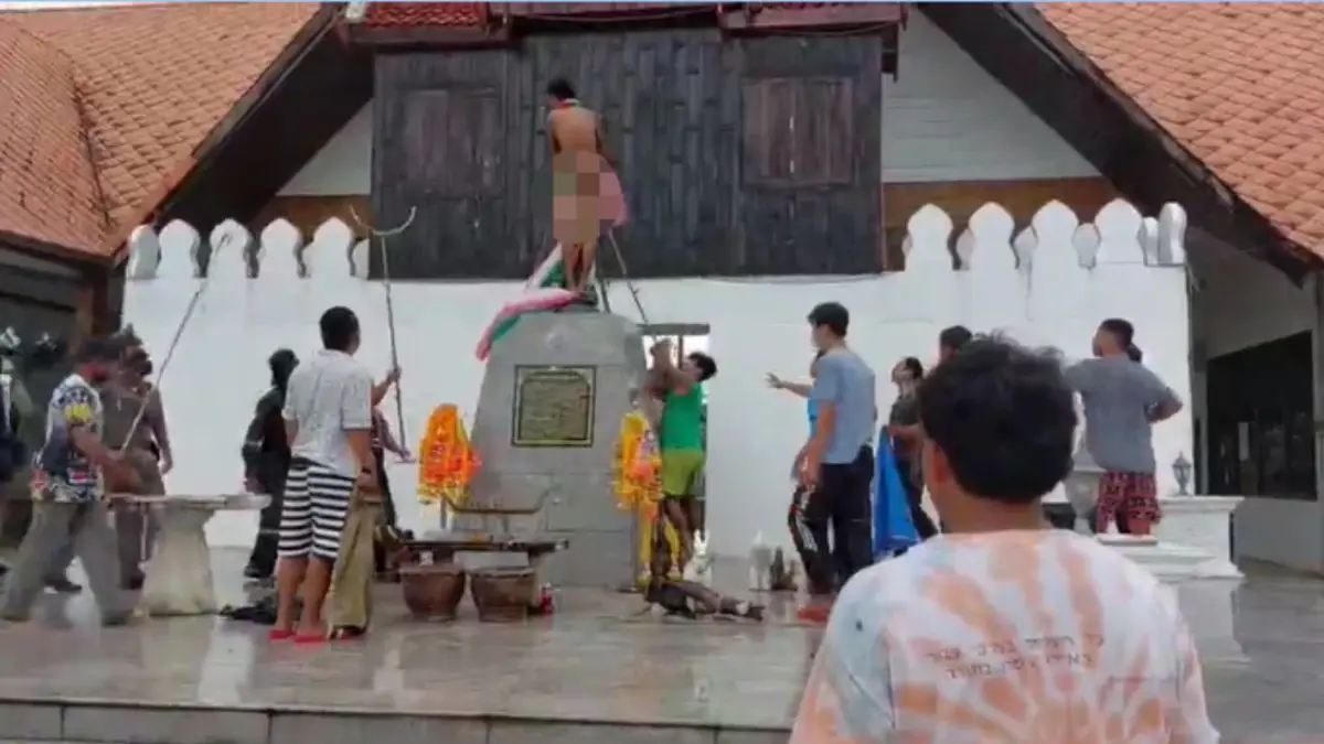 หนุ่มโคราชคลั่ง แก้ผ้าถืออาวุธปีนย่าโม ตำรวจชาวบ้านไล่จับให้วุ่น