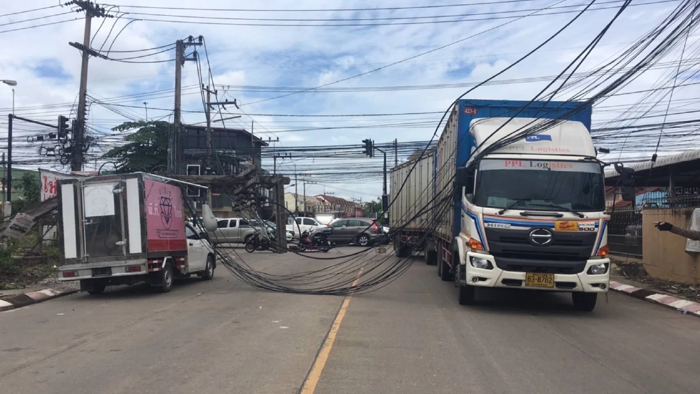 หวาดเสียว!! รถพ่วงเกี่ยวสายไฟล้มทับรถยนต์จนไฟช็อตระเบิดตูมสนั่น (มีคลิป)