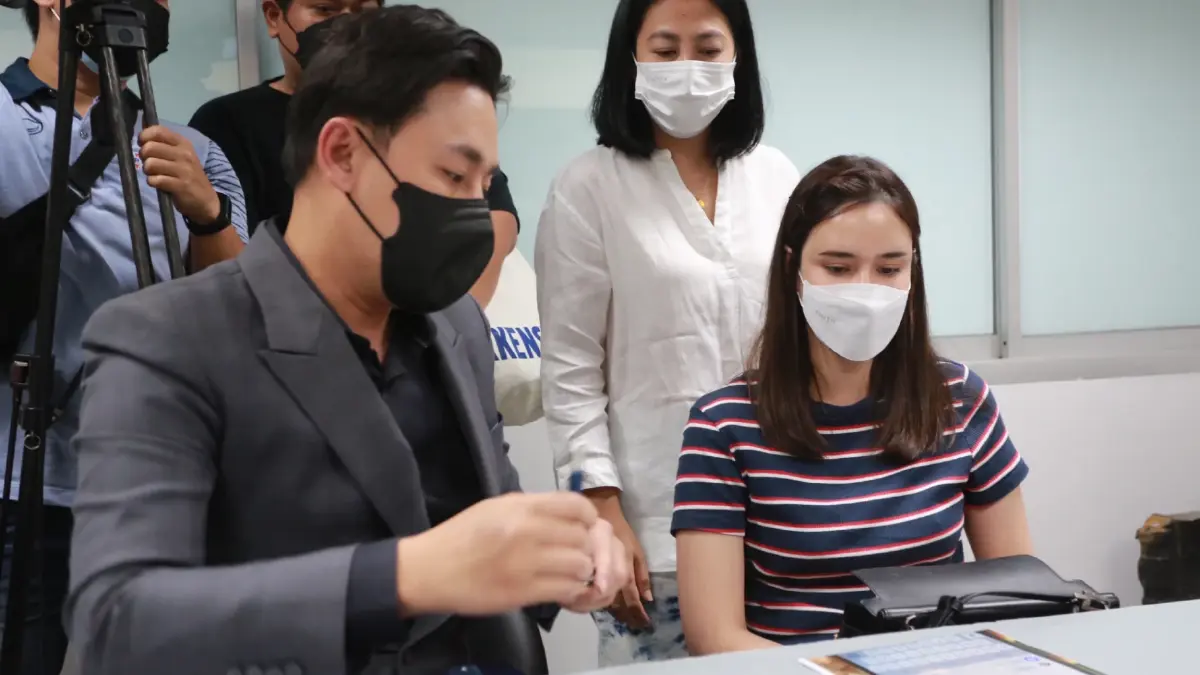 ทนายตั้ม พาดาราสาวแจ้งความถูก ตร.ล่วงละเมิดทางเพศ ทนายตั้ม พาดาราสาวแจ้งความถูก ตร.ล่วงละเมิดทางเพศ