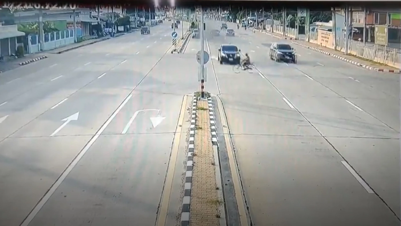 ล่าตัวกระบะซิ่งชนจักรยานตา 78 ปี ดับ ก่อนหนีไปชน จยย. เจ็บสาหัสอีก 3 (มีคลิป)