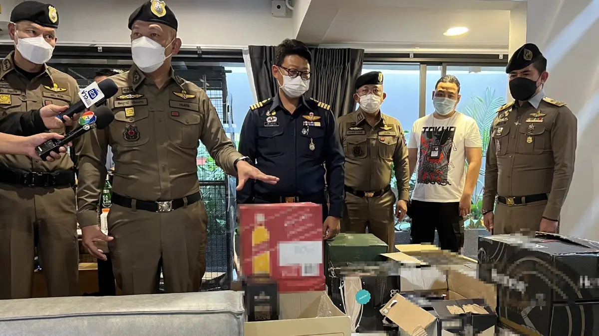 รวบ 2 ผู้ต้องหา ลอบขายเครื่องดื่มมึนเมา หลากยี่ห้อ ซุกโกดังวังทองหลาง