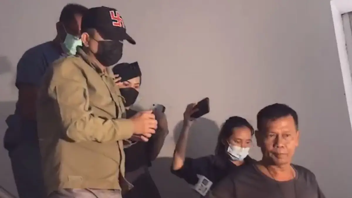 คุม "เซียนพระ" เข้าห้องขัง พบคนใกล้ชิดถึงปล่อยโฮ คุม "เซียนพระ" เข้าห้องขัง พบคนใกล้ชิดถึงปล่อยโฮ
