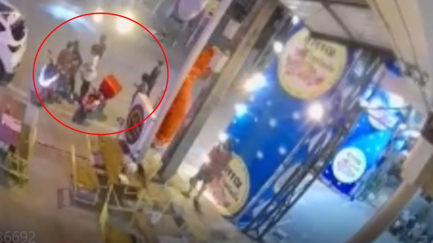 ตีกันสนั่นเมือง !  เด็กช่าง 3 สถาบันเปิดศึกไล่ยิง-ปาระเบิด เจ็บ 5 ราย (มีคลิป)