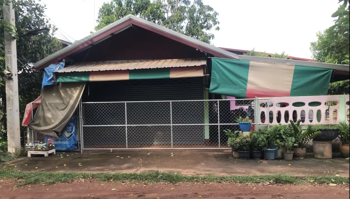ล่าหนุ่มเพื่อนบ้านบุกทำร้ายแม่ค้าร้านขายของชำ