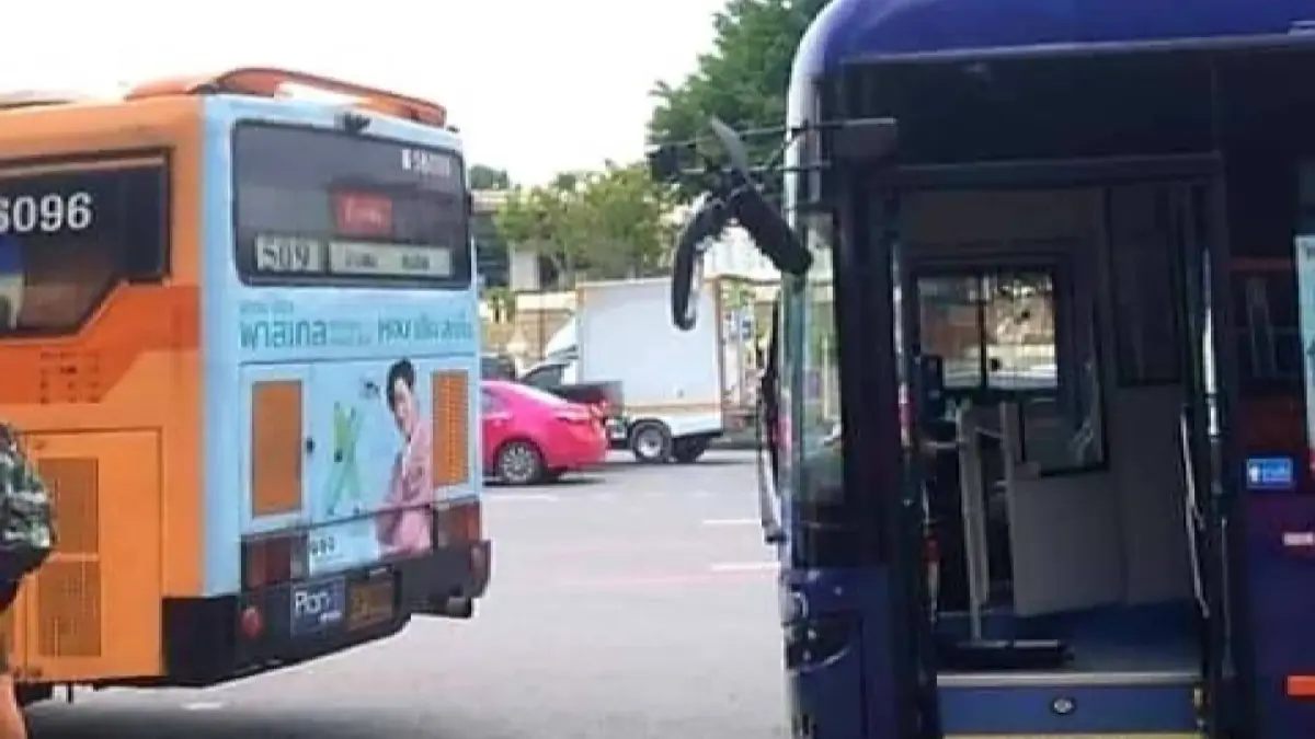 รับน้องวันแรก รถเมล์สาย 8 โฉมใหม่ประเดิมวิ่งชนรถยูโรส้มกระจกแตก รับน้องวันแรก รถเมล์สาย 8 โฉมใหม่ประเดิมวิ่งชนรถยูโรส้มกระจกแตก