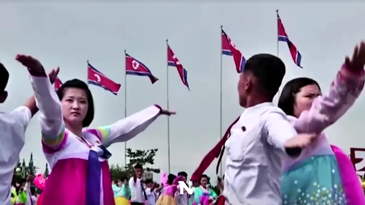ชาวเกาหลีเหนือฉลองครบรอบวันแห่งนโยบาย "ทหารมาก่อน" ชาวเกาหลีเหนือฉลองครบรอบวันแห่งนโยบาย "ทหารมาก่อน"