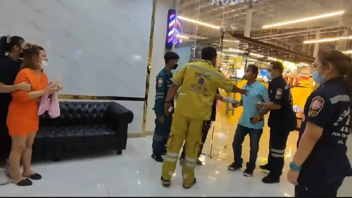 เจ้าของร้านเสริมสวย โดนต่อว่าตัดผมผิดทรง แทงดาราตัวประกอบพร้อมแฟนดับ 2 ศพ เจ้าของร้านเสริมสวย โดนต่อว่าตัดผมผิดทรง แทงดาราตัวประกอบพร้อมแฟนดับ 2 ศพ