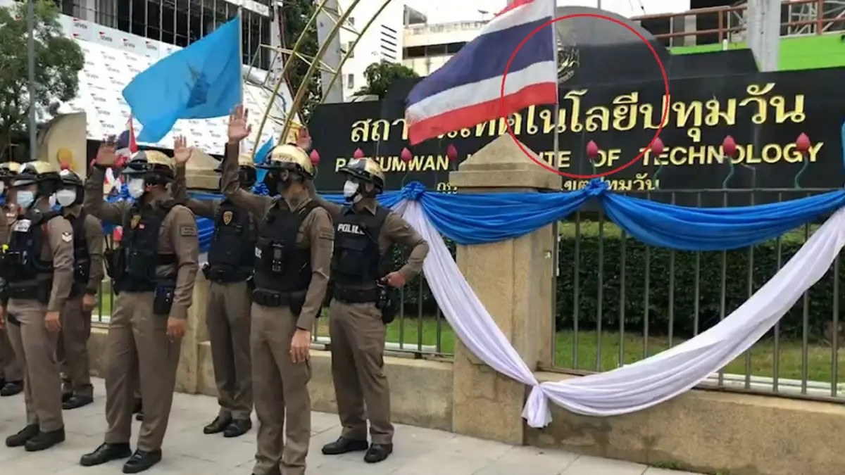 ตร.วางกำลังป้องกันช่างกลตีกัน ย่านปทุมวัน ตร.วางกำลังป้องกันช่างกลตีกัน ย่านปทุมวัน