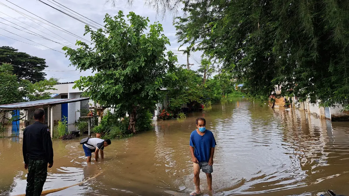 พายุฝนถล่มน้ำไหลเข้าท่วมห้องทำชาวบ้านเร่งขนของหนีน้ำ พายุฝนถล่มน้ำไหลเข้าท่วมห้องทำชาวบ้านเร่งขนของหนีน้ำ