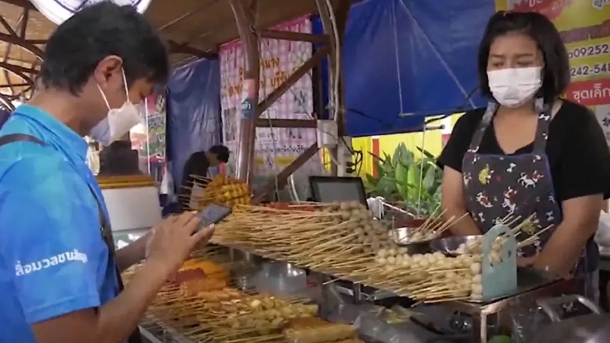 แม่ค้าลูกชิ้นยืนกินแห่ร่วมยินดี “ลิซ่า” หลังคว้ารางวัลระดับโลก (มีคลิป)