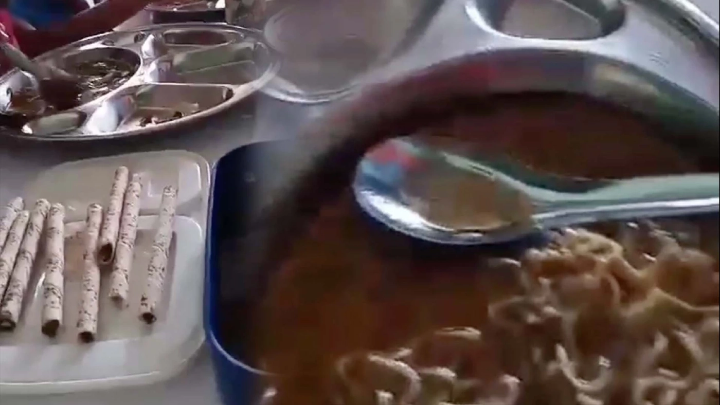 โวยอาหารกลางวันเด็ก รร.ดังนนทบุรี ให้กิน "มาม่า" วันเว้นวัน ซ้ำของเหม็นเน่า