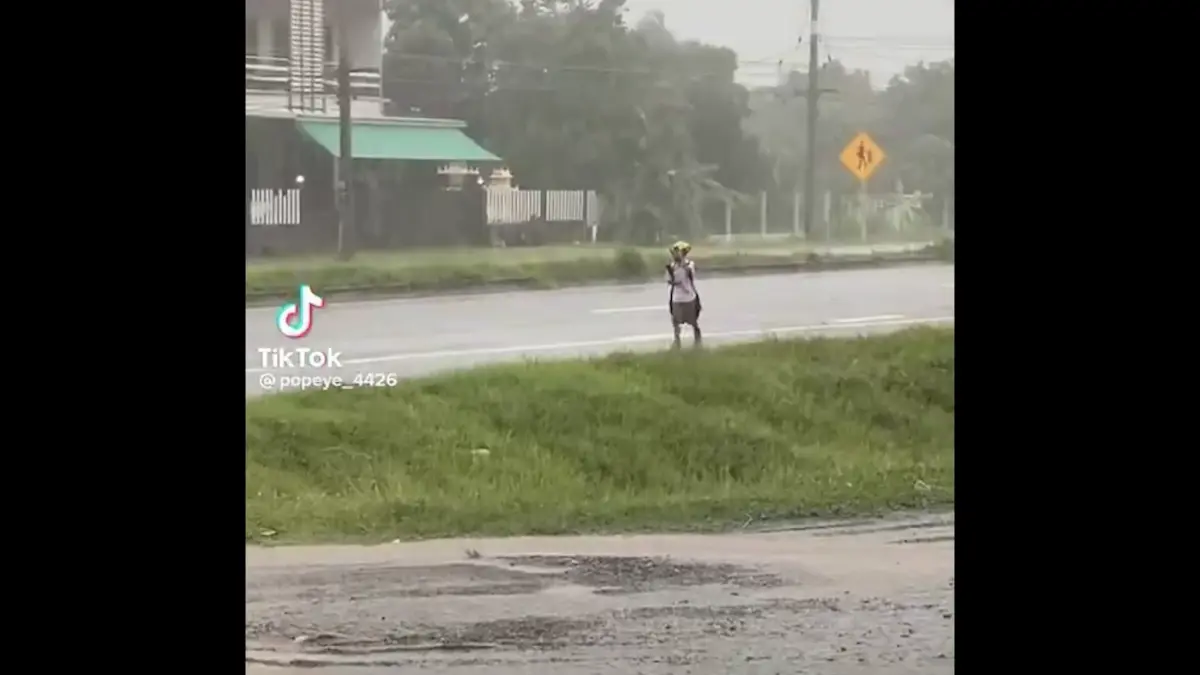 สงสารเด็กชายเดินตากฝนกลับบ้าน ทำการบ้านช้ารถรับส่งไม่รอ(มีคลิป)