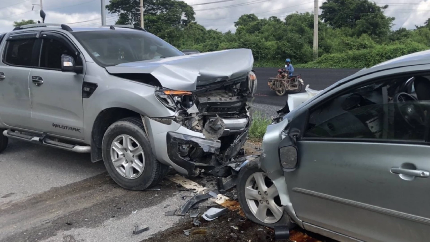 ชาวฝรั่งเศสขับรถแหกโค้งเสียหลักข้ามเลนชนประสานงารถกระบะดับยกคัน 3 ศพ