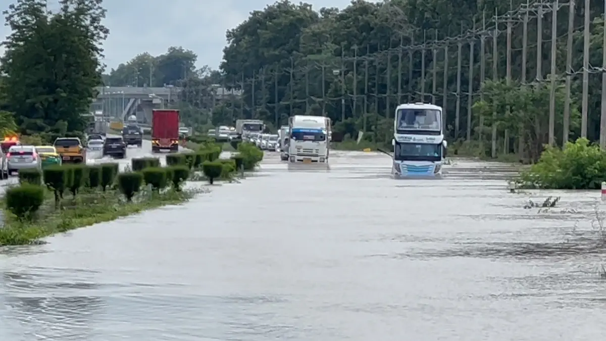 ฝนตกหนักทั้งคืน น้ำท่วมถนนมิตรภาพ รถทัวร์น้ำเข้าท่อดับหลายคัน