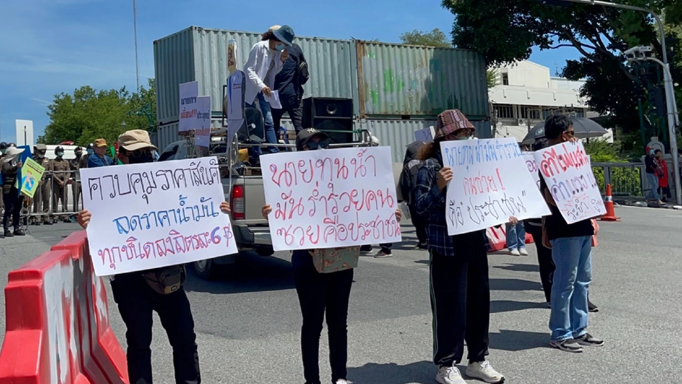 "ม็อบแรงงาน" ร้องเพิ่มค่าแรงขั้นต่ำ 425 บ.-จี้นายกฯลาออก ก่อนยุติชุมนุม