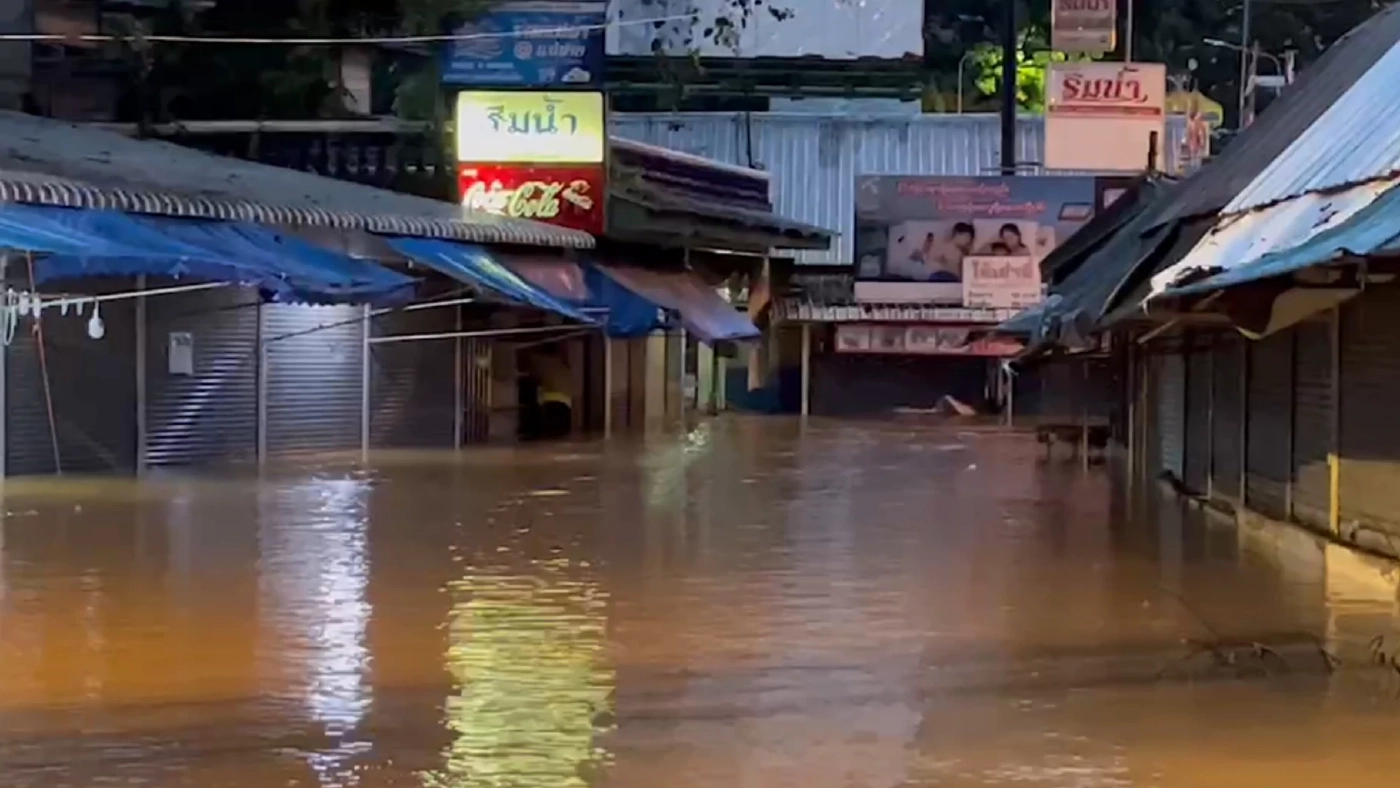 ตลาดสายลมจอยอ่วม ฝนตกหนักทำแม่น้ำสาย ทะลักท่วมซ้ำกลางดึก