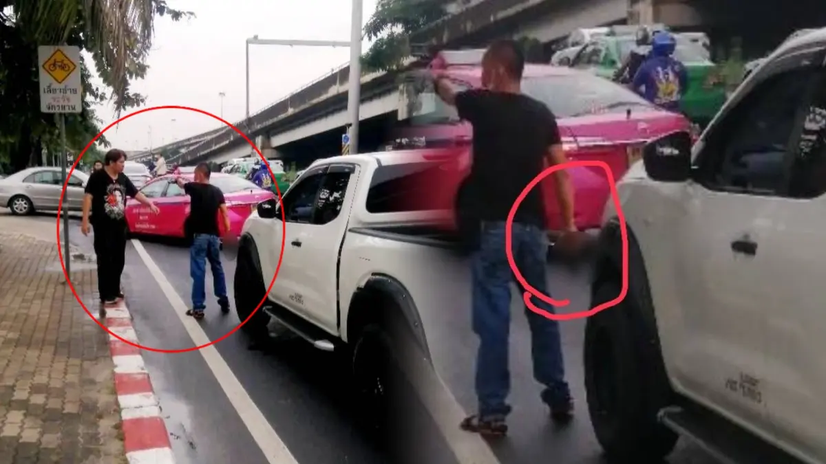 เดือด “โชเฟอร์แท็กซี่” ร้อง “ตำรวจ” ขับรถปาดหน้า ท้าชก ชักปืนยิงขู่ (มีคลิป) เดือด “โชเฟอร์แท็กซี่” ร้อง “ตำรวจ” ขับรถปาดหน้า ท้าชก ชักปืนยิงขู่ (มีคลิป)