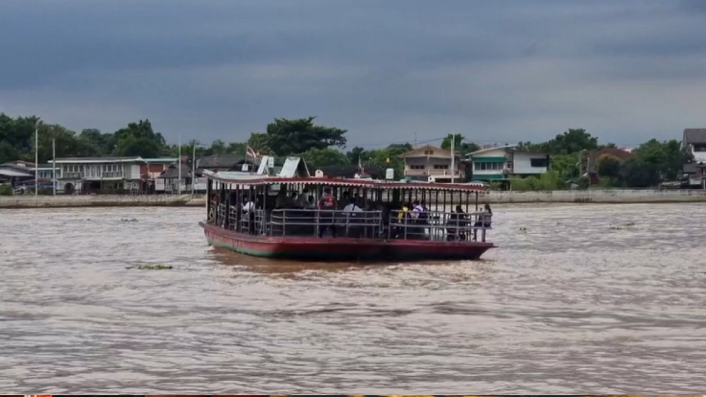 ระทึก เรือข้ามฟากท่าน้ำนนท์ เครื่องดับกลางเจ้าพระยา ผดส. ลอยเคว้ง (มีคลิป)