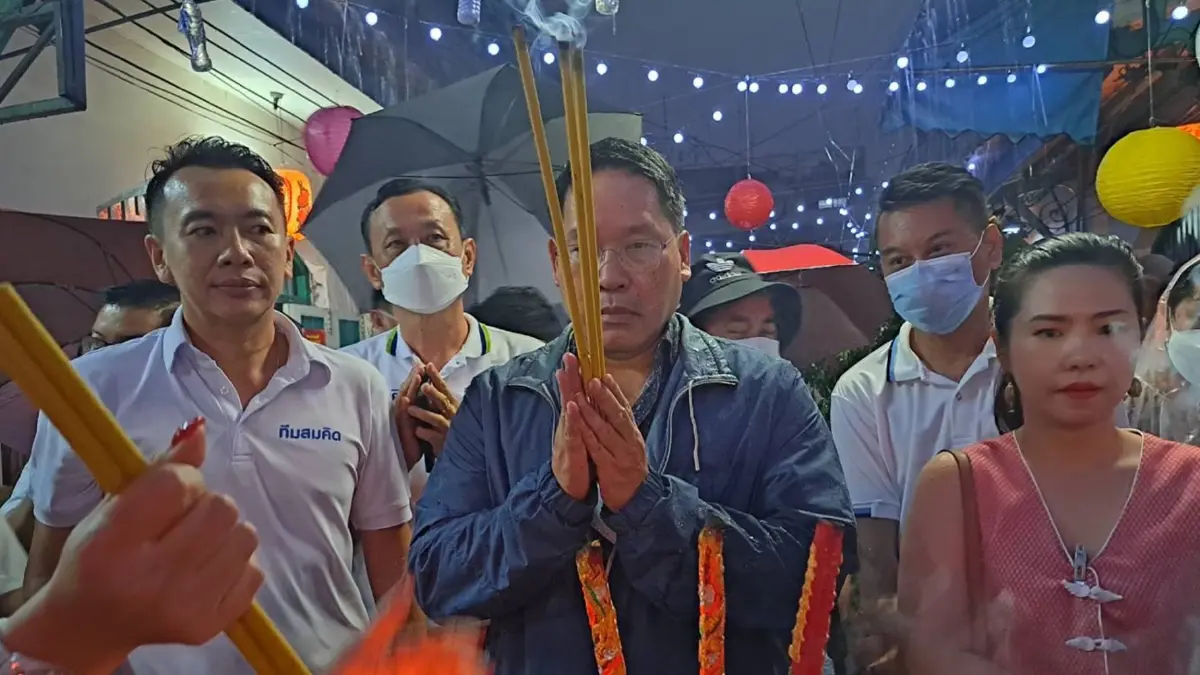 "อุตตม" ลุยฝนตลาดน้อยของพร ไป่กงกง เผย สมคิด เตรียมลงถิ่นเกิดเยาวราช ขายฝัน "อุตตม" ลุยฝนตลาดน้อยของพร ไป่กงกง เผย สมคิด เตรียมลงถิ่นเกิดเยาวราช ขายฝัน