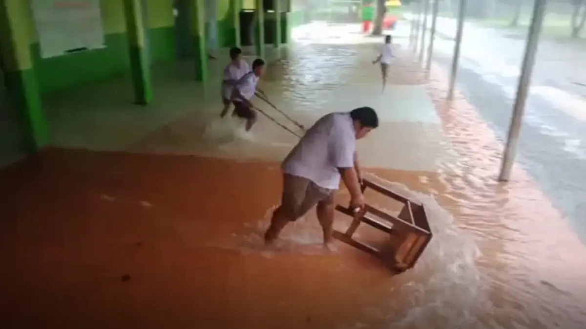 บุรีรัมย์ฝนถล่ม น้ำทะลักท่วมห้องเรียน ครู - นร. ช่วยกันวิดน้ำชุลมุน (มีคลิป) บุรีรัมย์ฝนถล่ม น้ำทะลักท่วมห้องเรียน ครู - นร. ช่วยกันวิดน้ำชุลมุน (มีคลิป)
