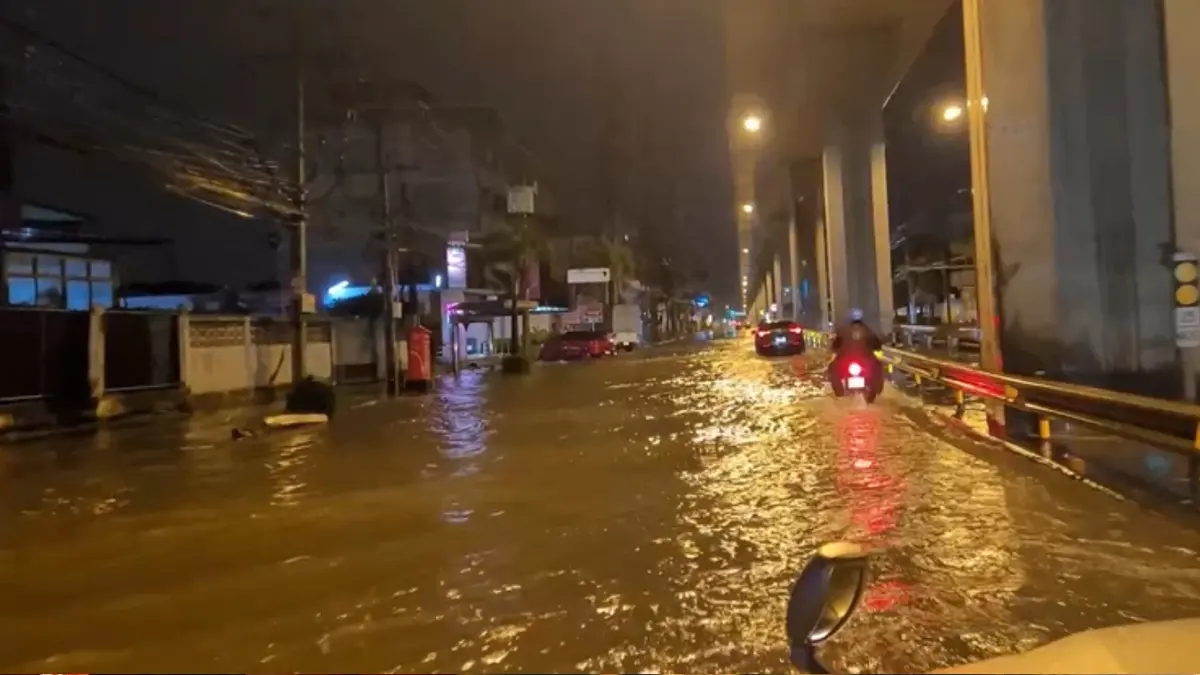 สมุทรปราการอ่วม ฝนถล่มกลางดึก ถนนสายหลักหลายสายจมบาดาล สมุทรปราการอ่วม ฝนถล่มกลางดึก ถนนสายหลักหลายสายจมบาดาล