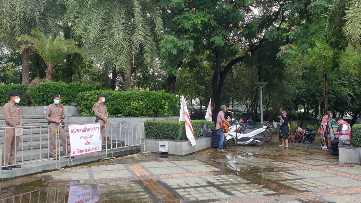 “พรรคเพลงเพื่อราษฎร” ทำกิจกรรมร้องเพลง ด้านหน้าศาลรธน.