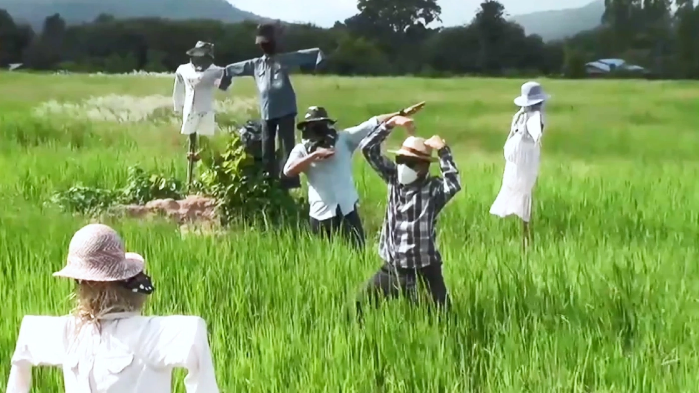 ชาวนาใช้ภูมิปัญญาท้องถิ่นทำหุ่นไล่กาเสริมแลนด์มาร์ค สร้างรายได้ชุมชน